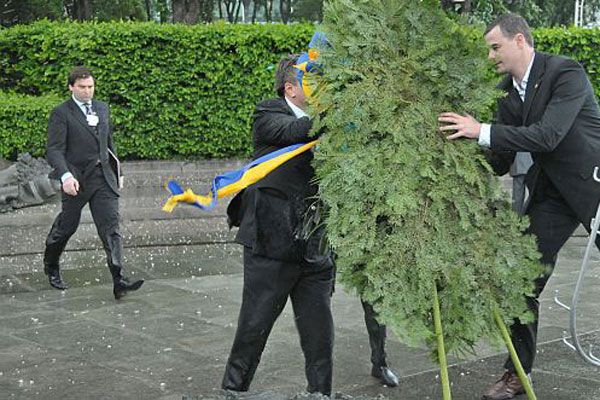 На Януковича впав вінок. ФОТО, ВІДЕО