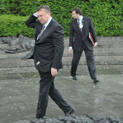 На Януковича упал венок. ФОТО, ВИДЕО