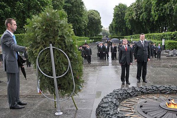 На Януковича впав вінок. ФОТО, ВІДЕО