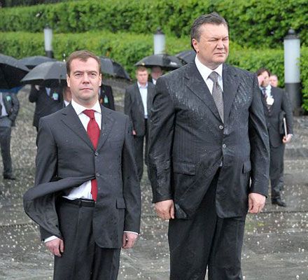 На Януковича упал венок. ФОТО, ВИДЕО