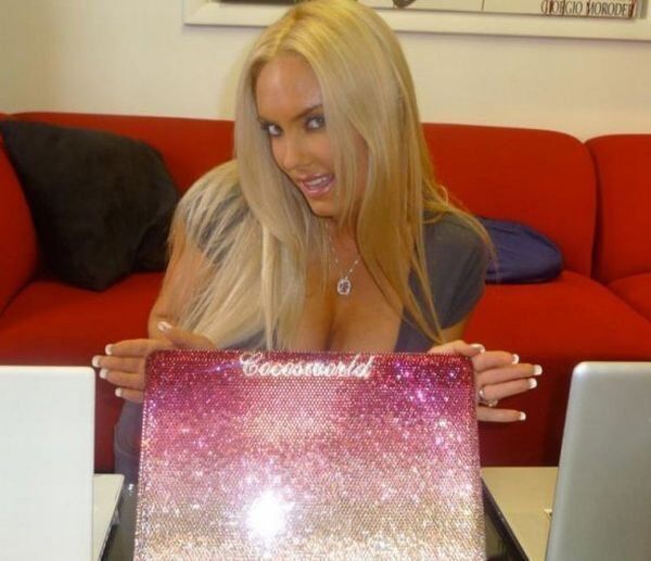 Очень грудастая Николь "Коко" Остин