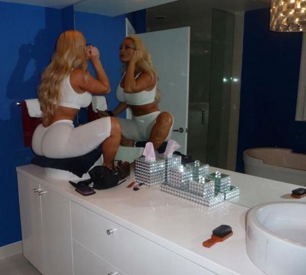 Очень грудастая Николь "Коко" Остин