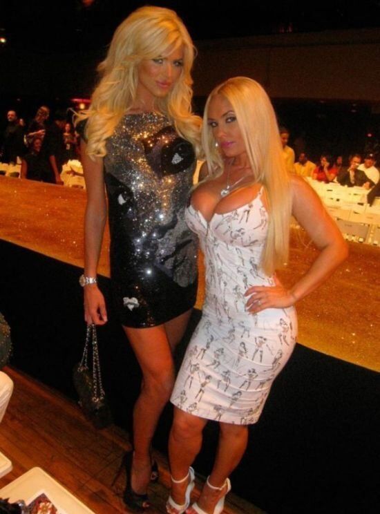 Очень грудастая Николь "Коко" Остин