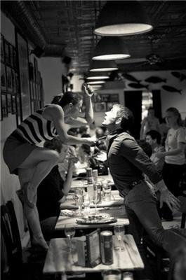 Люди, які танцюють на вулицях і в громадських місцях