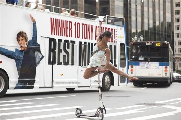 Люди, які танцюють на вулицях і в громадських місцях