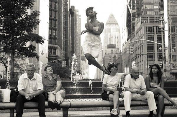 Люди, які танцюють на вулицях і в громадських місцях