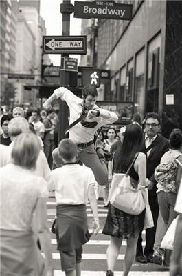 Люди, які танцюють на вулицях і в громадських місцях