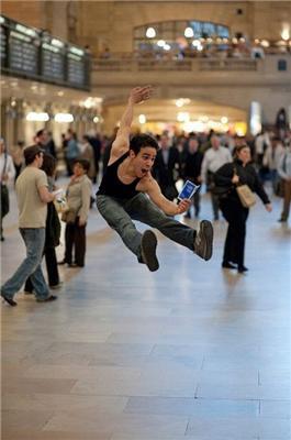 Люди, які танцюють на вулицях і в громадських місцях