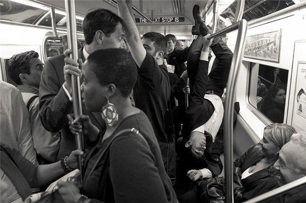 Люди, які танцюють на вулицях і в громадських місцях