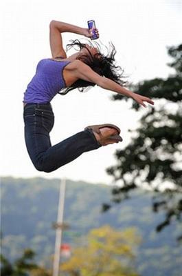 Люди, які танцюють на вулицях і в громадських місцях