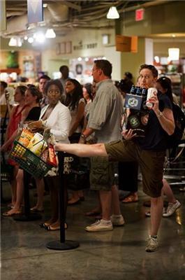 Люди, які танцюють на вулицях і в громадських місцях