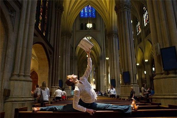 Люди, які танцюють на вулицях і в громадських місцях