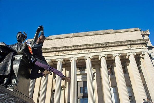 Люди, які танцюють на вулицях і в громадських місцях