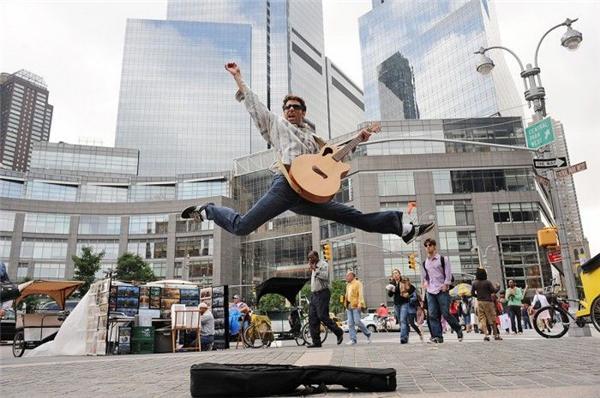 Люди, які танцюють на вулицях і в громадських місцях