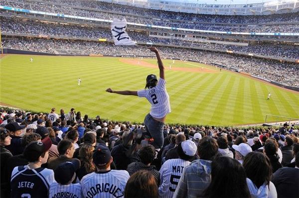 Люди, які танцюють на вулицях і в громадських місцях