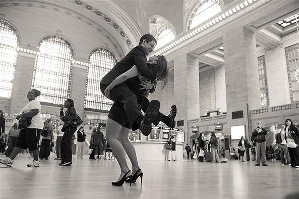 Люди, які танцюють на вулицях і в громадських місцях