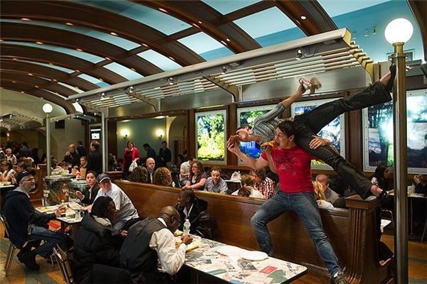 Люди, які танцюють на вулицях і в громадських місцях