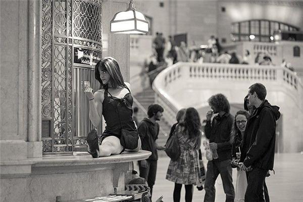 Люди, які танцюють на вулицях і в громадських місцях