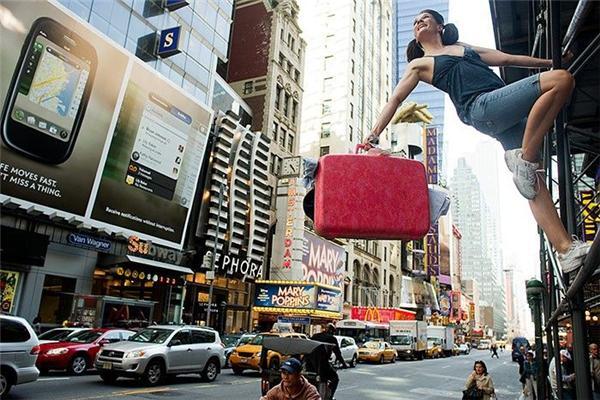 Люди, які танцюють на вулицях і в громадських місцях