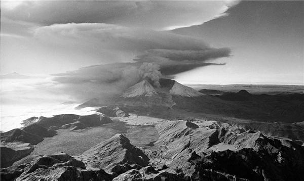 Унікальні знімки виверження вулкана Св. Олени 