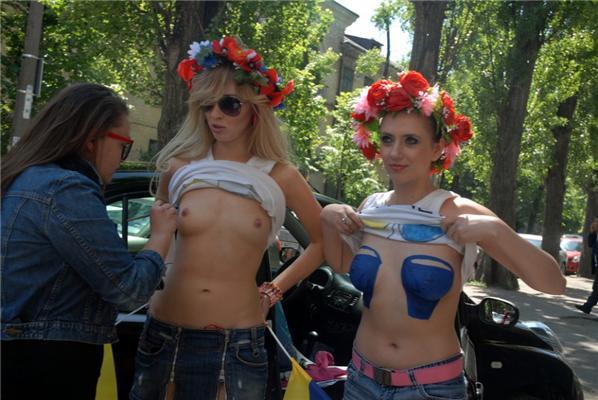 Активисток FEMEN арестовали возле посольства РФ