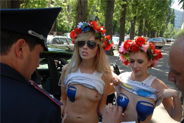 Активисток FEMEN арестовали возле посольства РФ