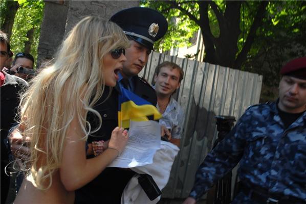 Активисток FEMEN арестовали возле посольства РФ