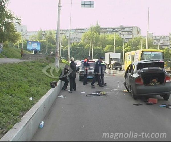 ДТП на Зодчих: авто перевернулось на крутом вираже (ФОТО)