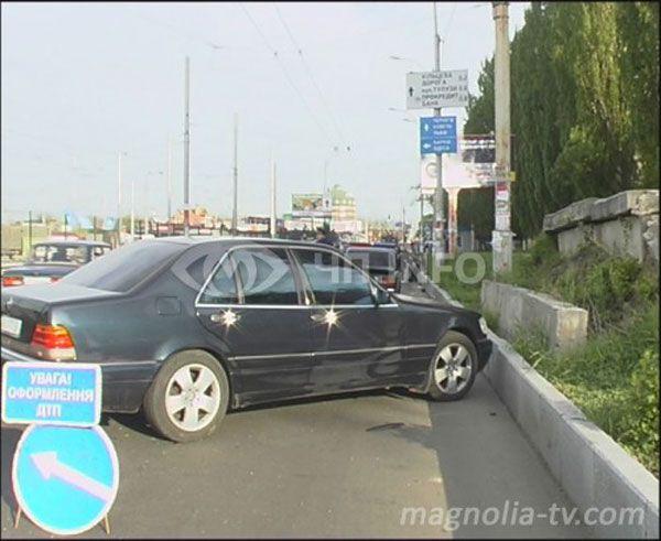 ДТП на Зодчих: авто перевернулось на крутом вираже (ФОТО)