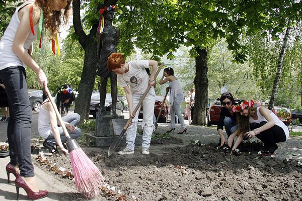 Секс-защитницы помыли Зою Космодемьянскую к 9 Мая. ФОТО