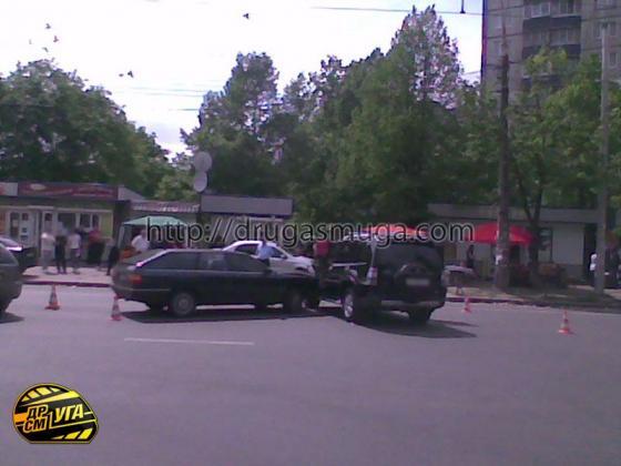 Девушке на Mitsubishi Pajero не уступили дорогу. ФОТО