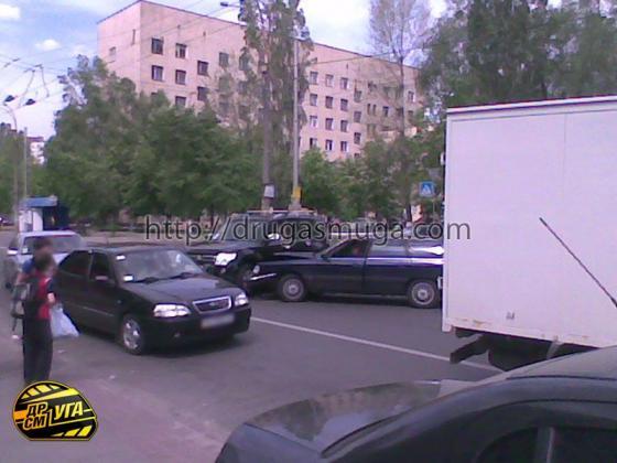 Девушке на Mitsubishi Pajero не уступили дорогу. ФОТО