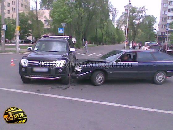 Девушке на Mitsubishi Pajero не уступили дорогу. ФОТО