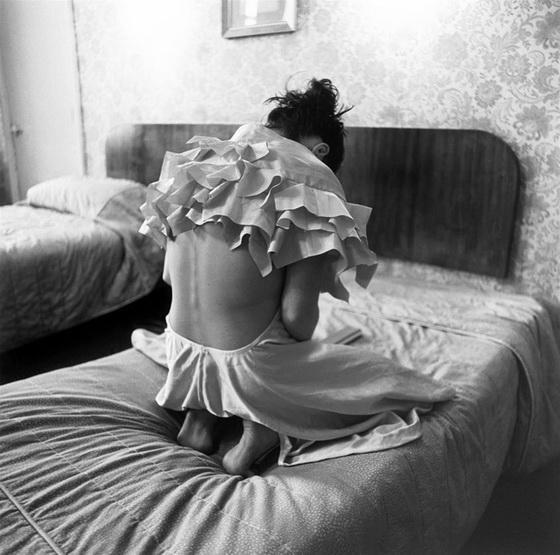 «Танцующая в темноте» в красной комбинашке и не только