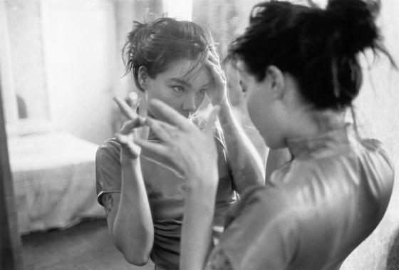 «Танцующая в темноте» в красной комбинашке и не только