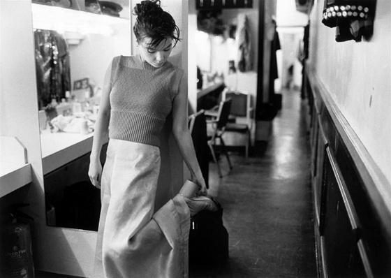 «Танцующая в темноте» в красной комбинашке и не только