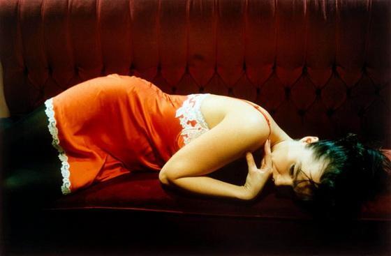 «Танцующая в темноте» в красной комбинашке и не только