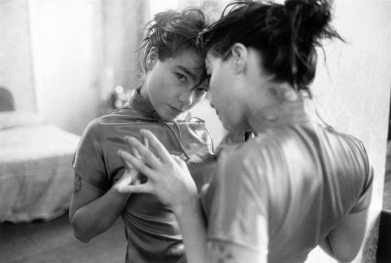 «Танцующая в темноте» в красной комбинашке и не только