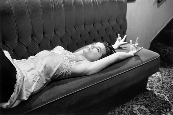 «Танцующая в темноте» в красной комбинашке и не только