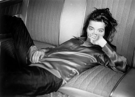 «Танцующая в темноте» в красной комбинашке и не только