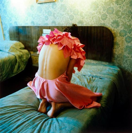 «Танцующая в темноте» в красной комбинашке и не только