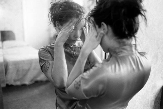 «Танцующая в темноте» в красной комбинашке и не только