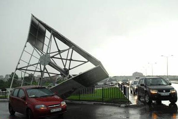 Ураган во Львове: полгорода осталось без света. ВИДЕО, ФОТО