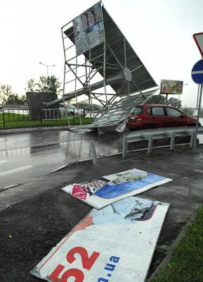 Ураган у Львові: півміста залишилося без світла. ВІДЕО, ФОТО