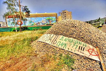 Возле метро "Дарница" уничтожен сквер