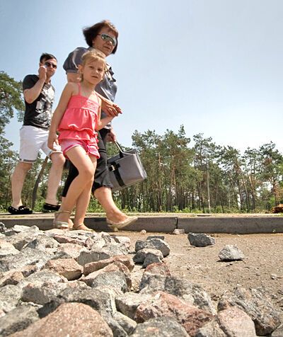 Возле метро "Дарница" уничтожен сквер