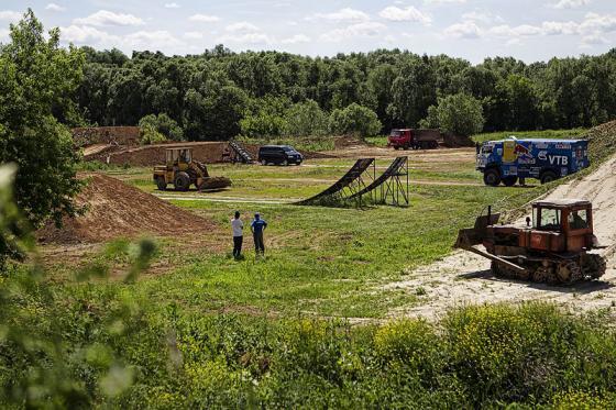 Мотоциклист смог перелететь через парящий КАМАЗ. ФОТО