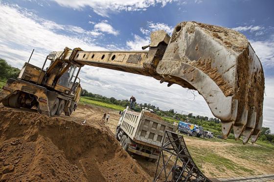 Мотоциклист смог перелететь через парящий КАМАЗ. ФОТО