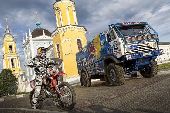 Мотоциклист смог перелететь через парящий КАМАЗ. ФОТО