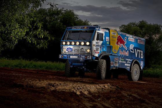 Мотоциклист смог перелететь через парящий КАМАЗ. ФОТО